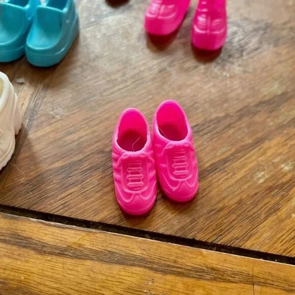 23 Pairs + Singles Barbie Doll Shoes Lot 1990 Flats Heels Boots - Picture 5 of 6